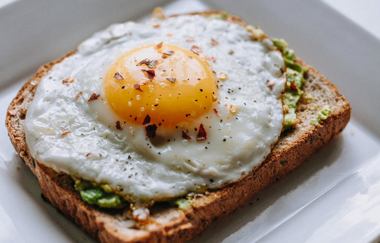 3 desayunos saludables con pan: Huevo Poché