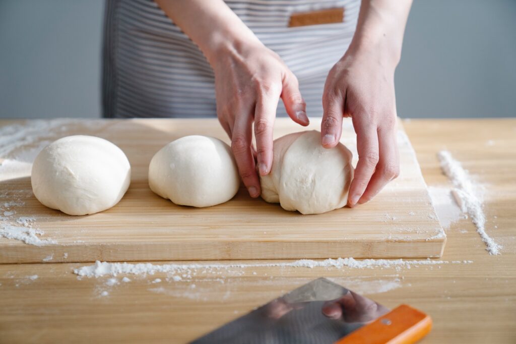 creando molletes de pan con harina